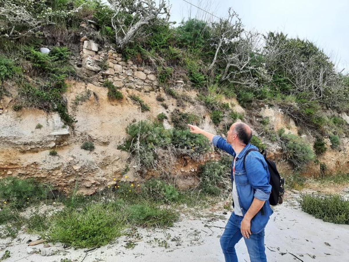 Adolfo Fernández muestra la zona donde se extraía la púrpura. | // FDV