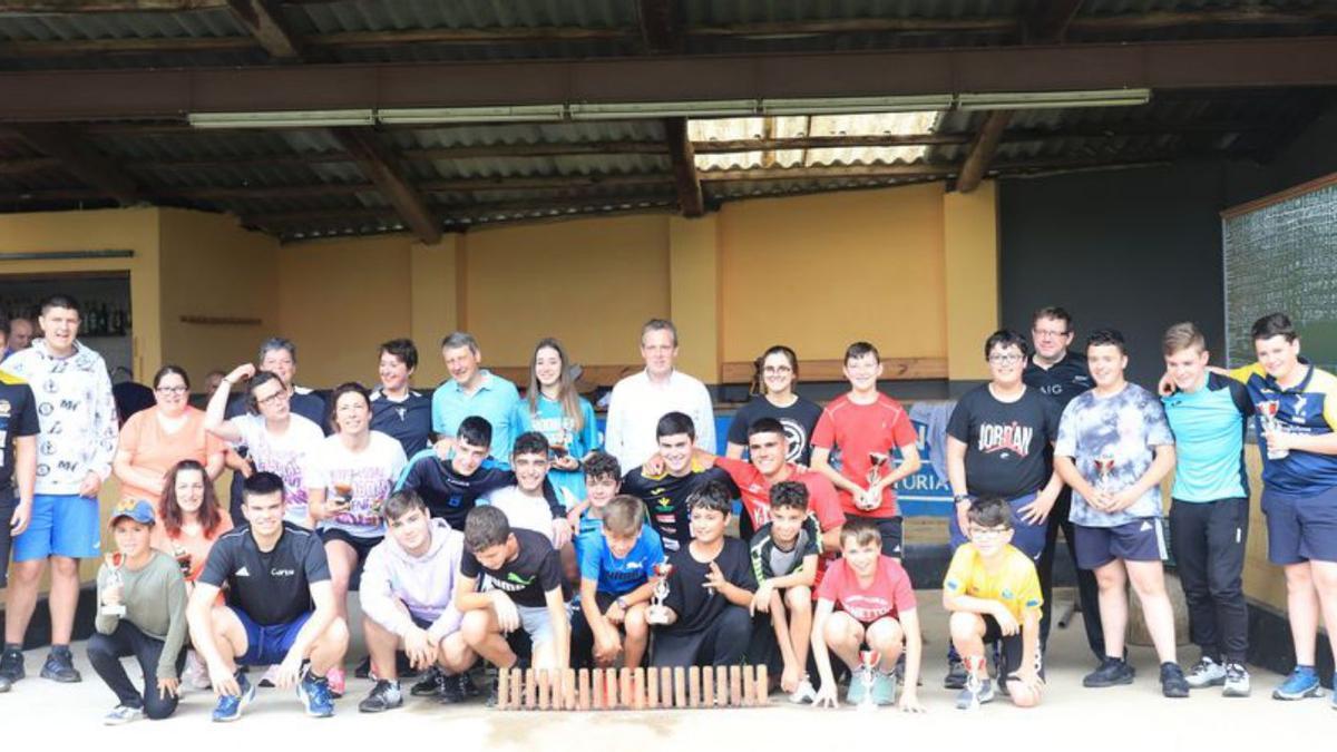 Los deportistas de bolo celta cadete y  juvenil.