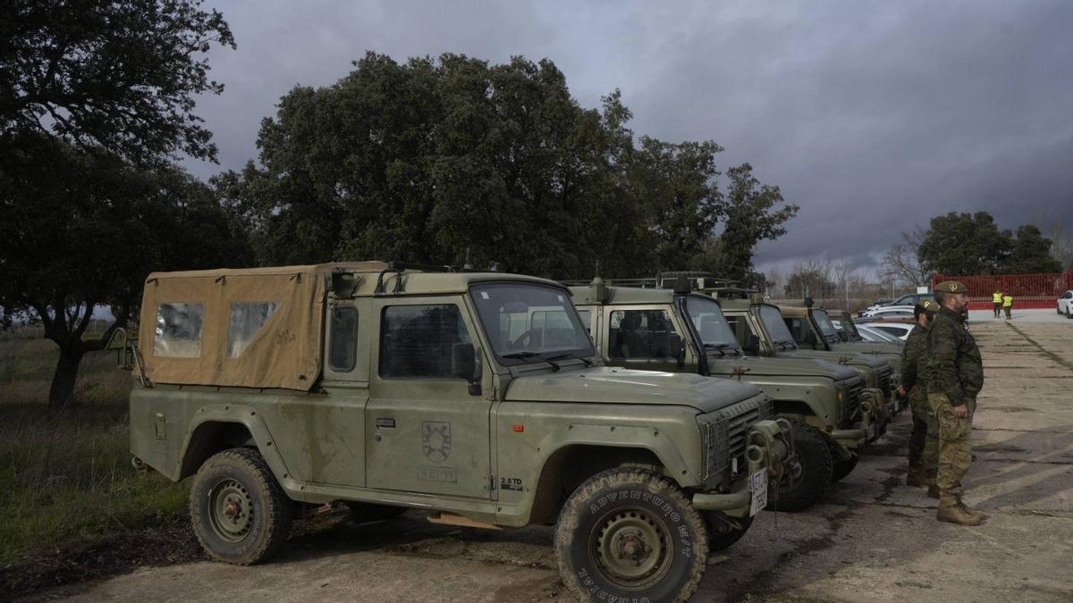 Militares en Monte la Reina durante una visita de la ministra de Defensa.
