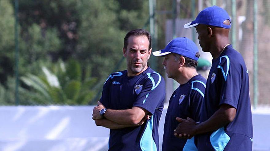 Cuerpo técnico. El preparador físico, Enrique Ruiz, habla con Tapia y Dely en un entrenamiento.