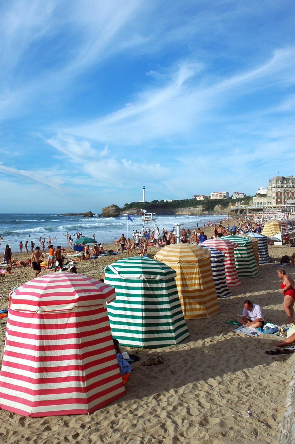 Los toldos de rayas amarillas, rojas, verdes y azules alineados en La Grande Plage son uno de los símbolos de Biarritz.