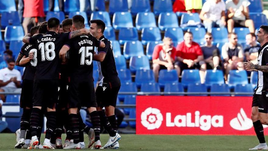Los futbolistas del Levante celebran el gol de Bardhi en Getafe