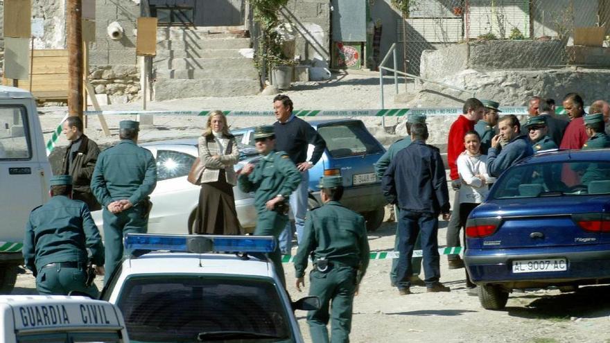 Efectivos de la Guardia Civil, en Albox tras el tiroteo de 2003 en el que murió un hombre y otras cinco personas resultaron heridas