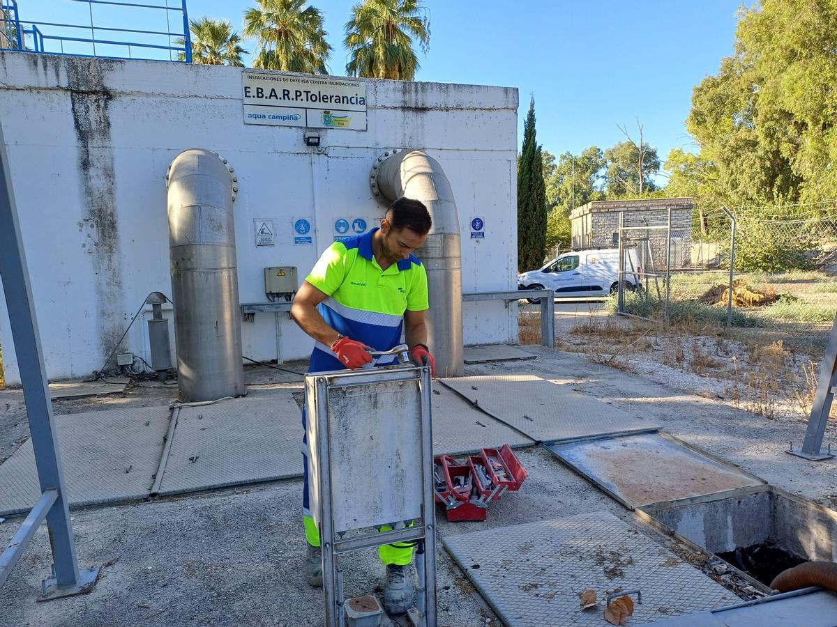 Operario de Aqua Campiña durante el mantenimiento en la estación de bombeo de Tolerancia