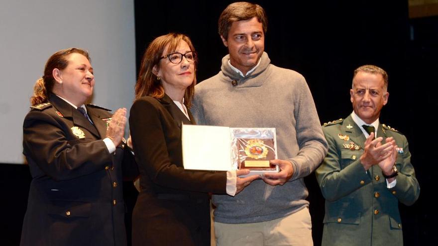 Maica Larriba entrega a Miguel Logroño una placa conmemorativa. // R.V.