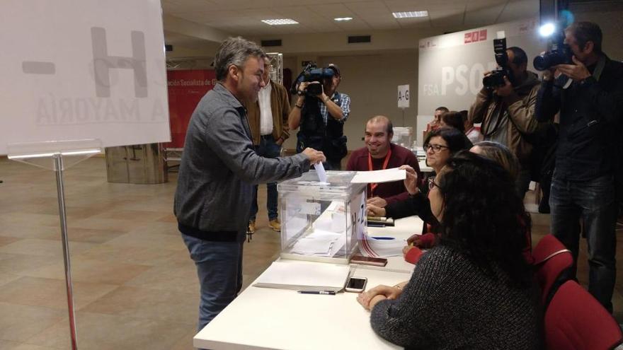 José Ramón Tuero depositando su voto.