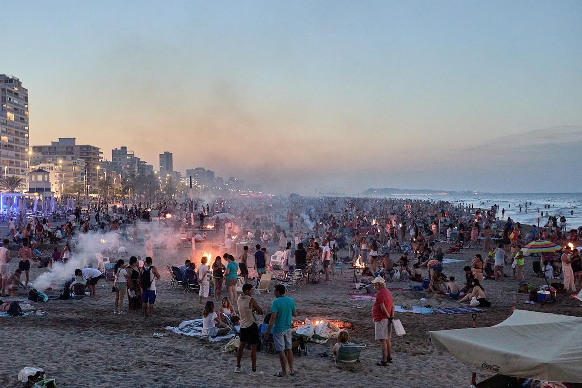 La afluencia de la playa de Gandia durante la fstividad de Sant Joan