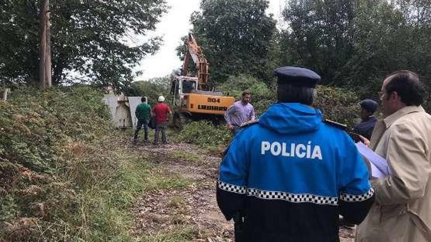 Agentes y operarios, en la zona donde se hará el derribo.