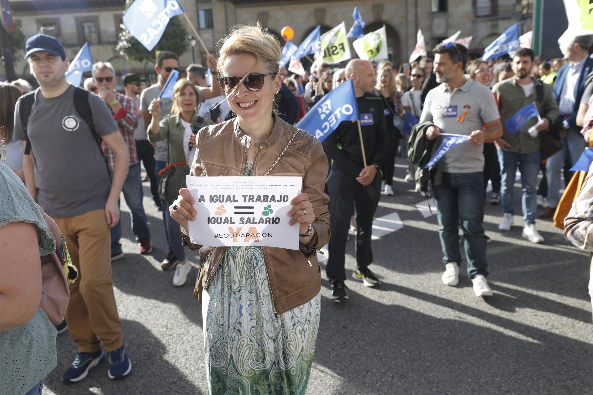 Profesores de la concertada salen a la calle en Oviedo para exigir la equiparación salarial