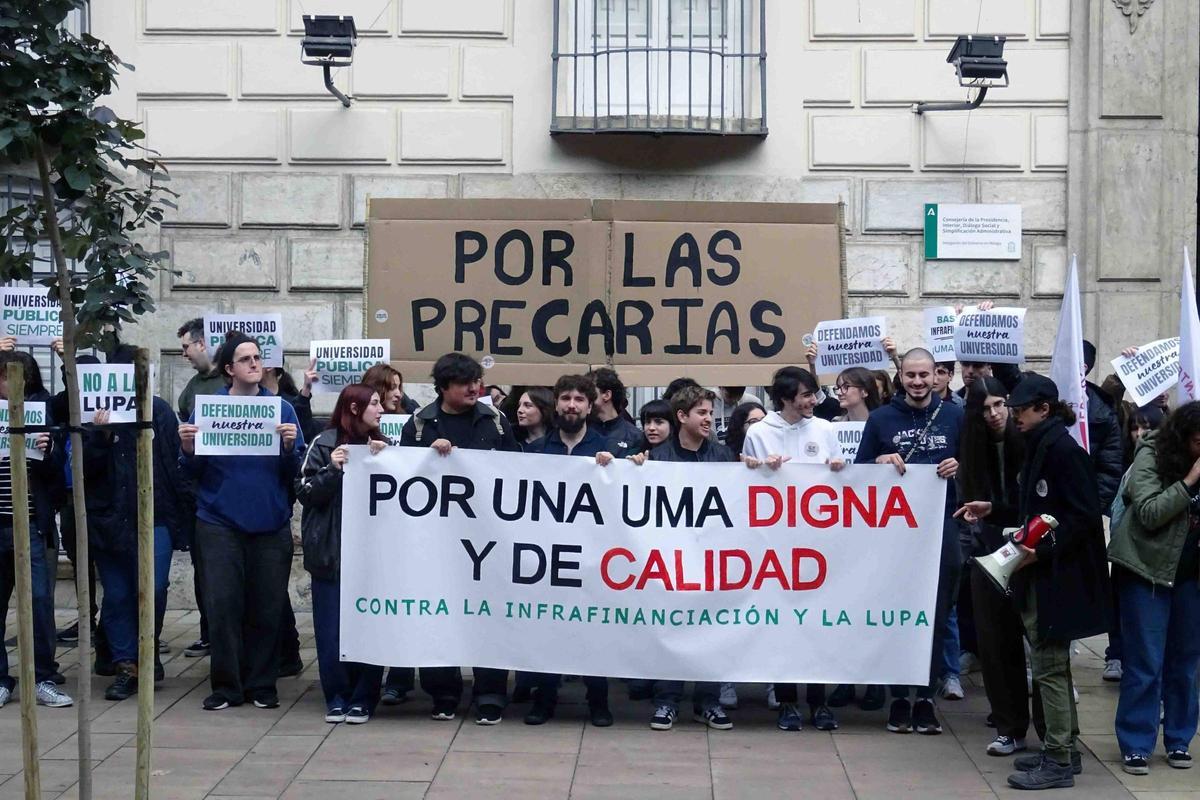 Protesta estudiantil ante la Delegación de la Junta en Málaga.