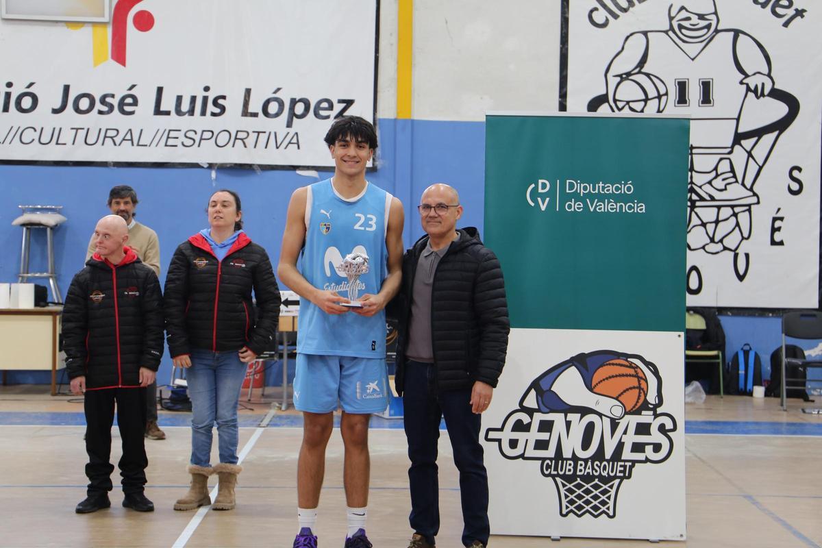 Maximilian Tejedor, del Estudiantes, con el trofeo de mejor jugador del torneo.