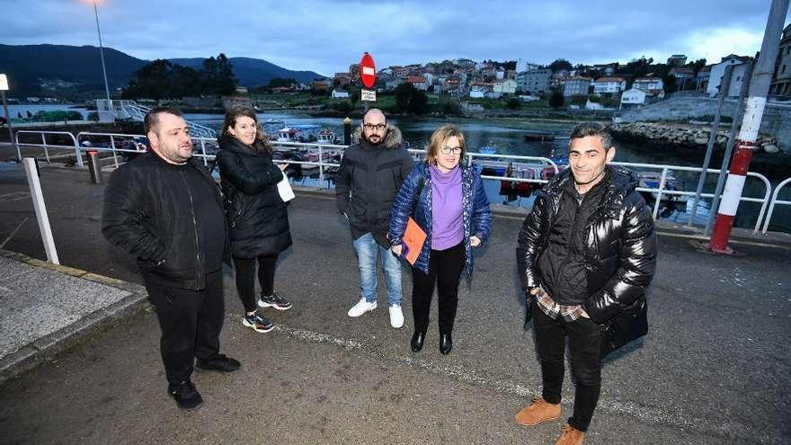 Representantes de las cofradías a las puertas de la reunión en Campelo. // Gustavo Santos