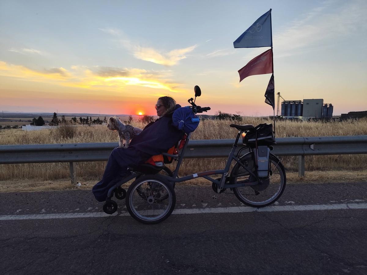 Merchi Álvarez con la perrita de Pittillas sobre sus piernas en la bici.
