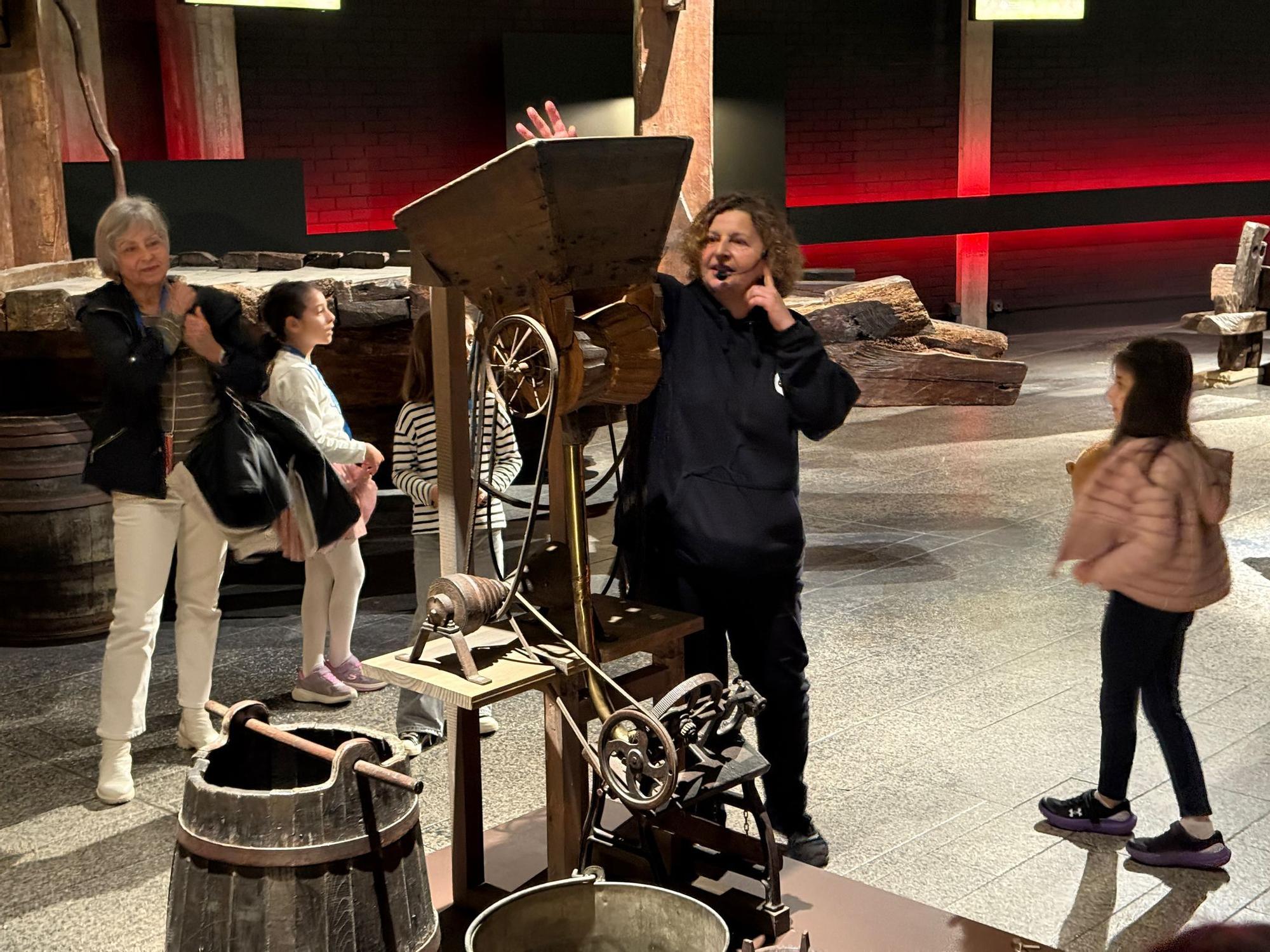 La Semana de la Floración del Manzano concluye con una visita al 'Sancta Sanctorum' de la cultura sidrera asturiana