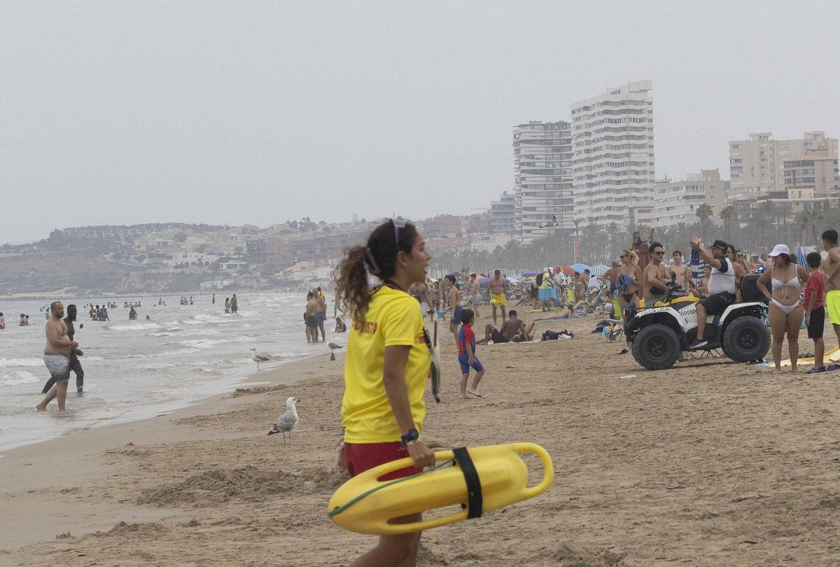 Bandera roja en la playa de San Juan en Alicante: los socorristas obligan a los bañistas a salir del agua por la alerta de viento