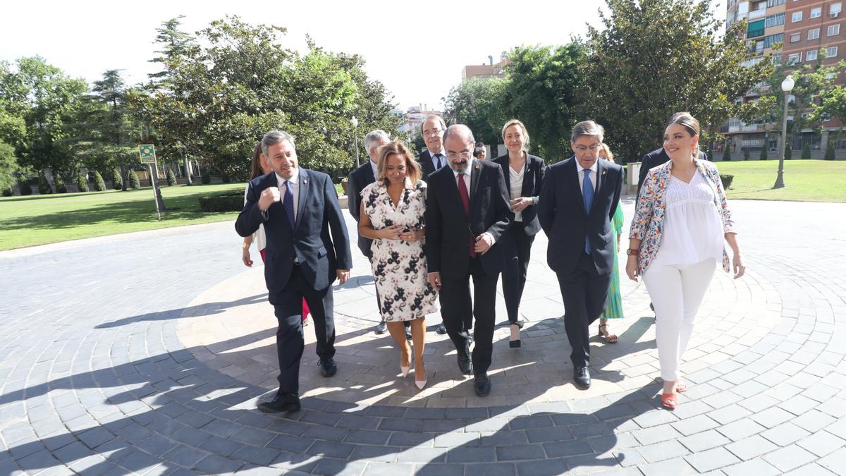 El presidente de Aragón, Javier Lambán, y algunos miembros del cuatripartito durante el balance de su tercer mandato, en junio de 2022.