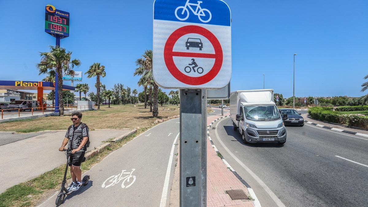 Carril bici paralelo a una carretera comarcal a su paso por Torrevieja