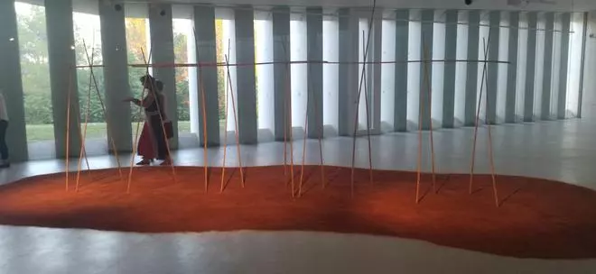 Arte que reflexiona sobre el paisaje de la Marina Alta: luz, tierra y mar y en el Auditorio de Teulada (imágenes)