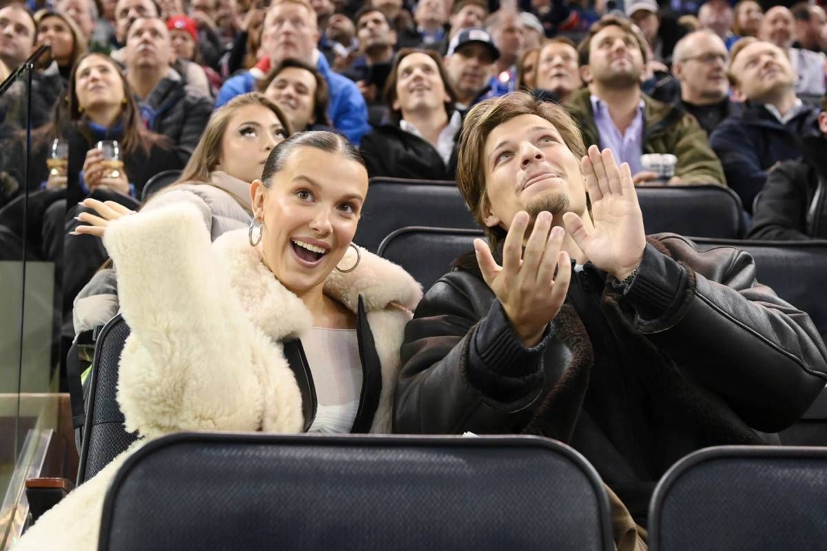 Millie Bobby Brown y Jake Bongiovi en un partido de los Rangers en Nueva York