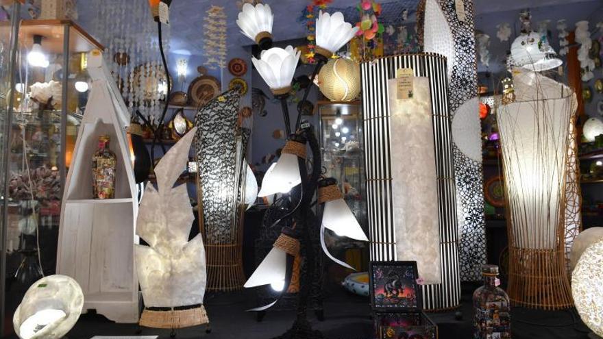 Lámparas expuestas en una tienda de la Ciudad Vieja. |   // CARLOS PARDELLAS