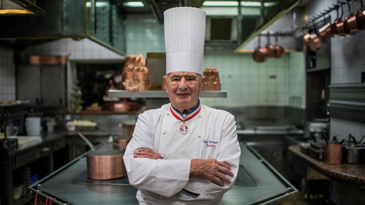 El 'rey' de la cocina francesa, Paul Bocuse, en la cocina del Collonges au Mont d'Or, en el 2012.