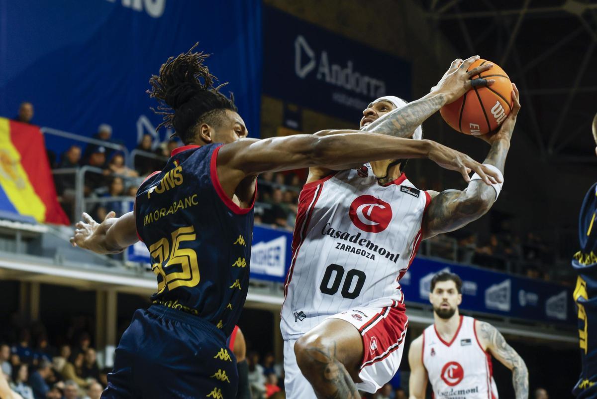 Robinson, defendido por Pons en una acción del duelo en Andorra