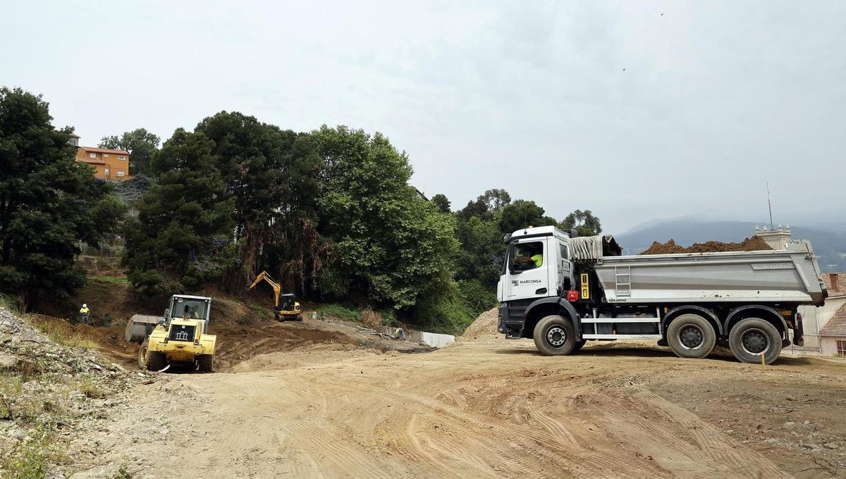 Operarios trabajando en verano en obras de urbanización en la ETEA.