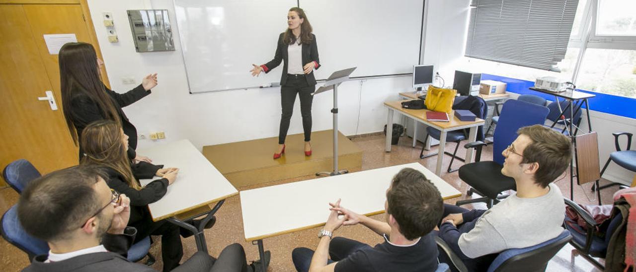 El «núcleo duro» del Club de Debate de la Universidad practica en la sala que tienen cedida en el Aulario I.