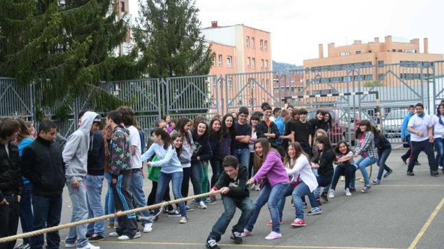 Una alumna practica el tiro a la rana.