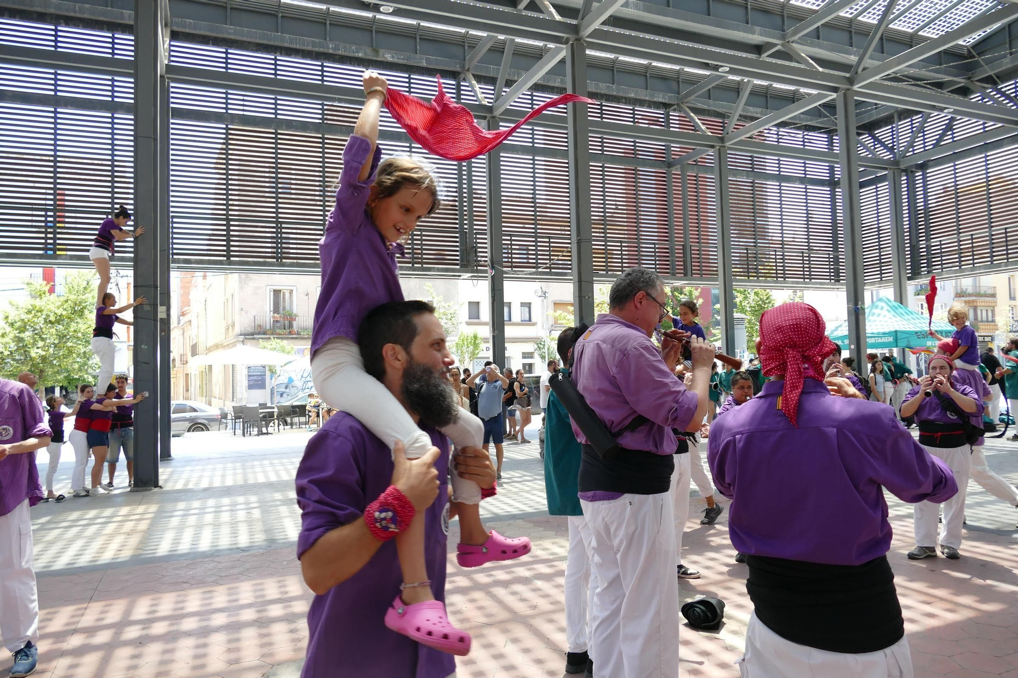 La plaça Catalunya de Figueres s’omple de castells en una Diada de Sant Pere marcada per calor