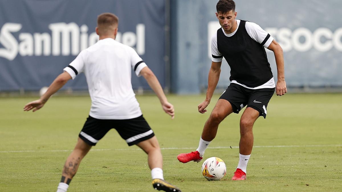 Pablo Chavarría ya toca balón en los entrenamientos con el Málaga CF.