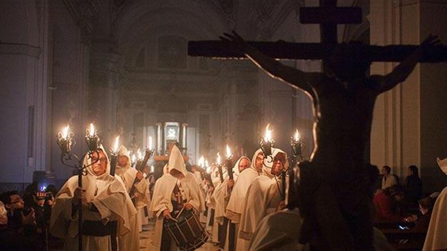 Procesión de Penitencia durante la jornada del Martes Santo en Crevillent.