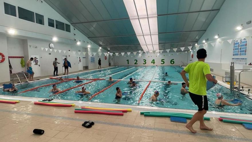 Curso de natación na piscina municipal das Lagoas.   | // FDV