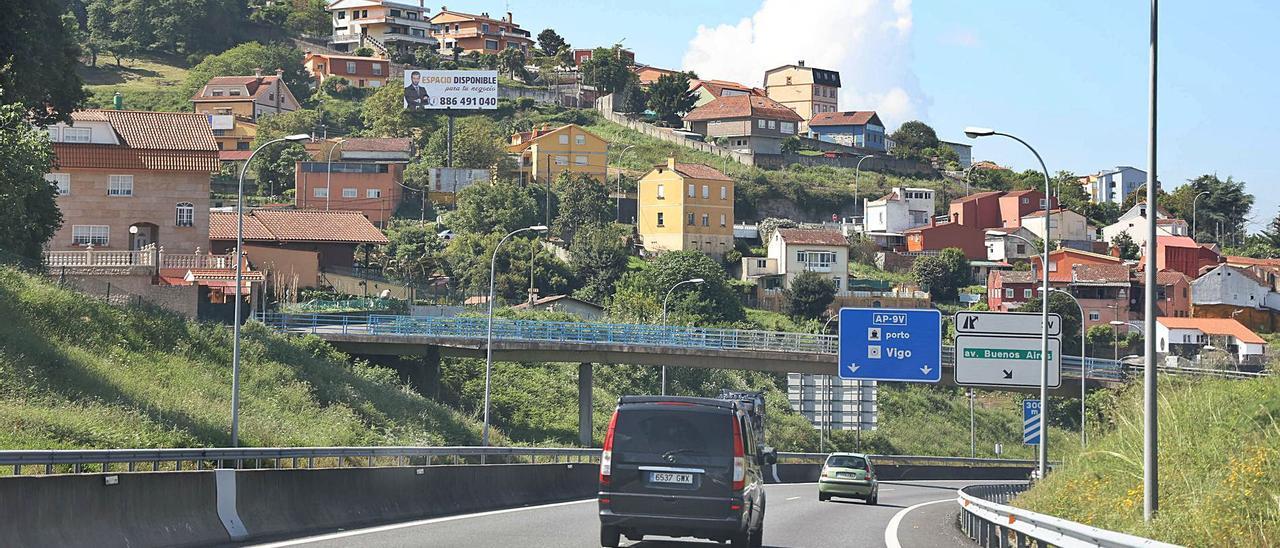 Acceso de la AP-9 en Vigo, con los carteles indicativos del puerto y la salida de Buenos Aires.