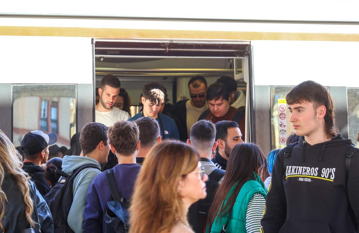 Agolmeraciones trenes de cercanías masificados en la estación del Norte de Valencia