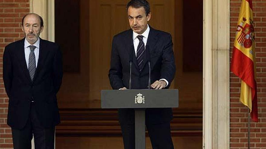 Zapatero y Rubalcaba, ayer, durante su comparecencia.