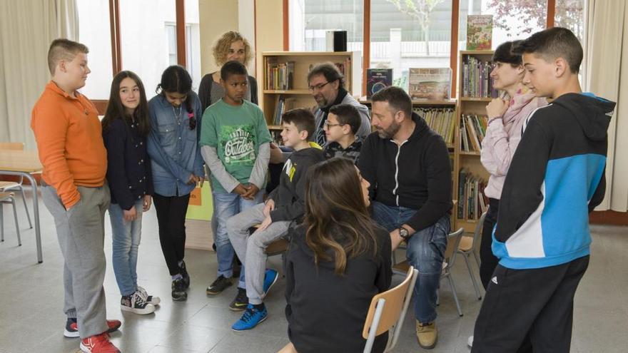 Alumnes, mestres i un pare i una mare conversant sobre l&#039;informe.