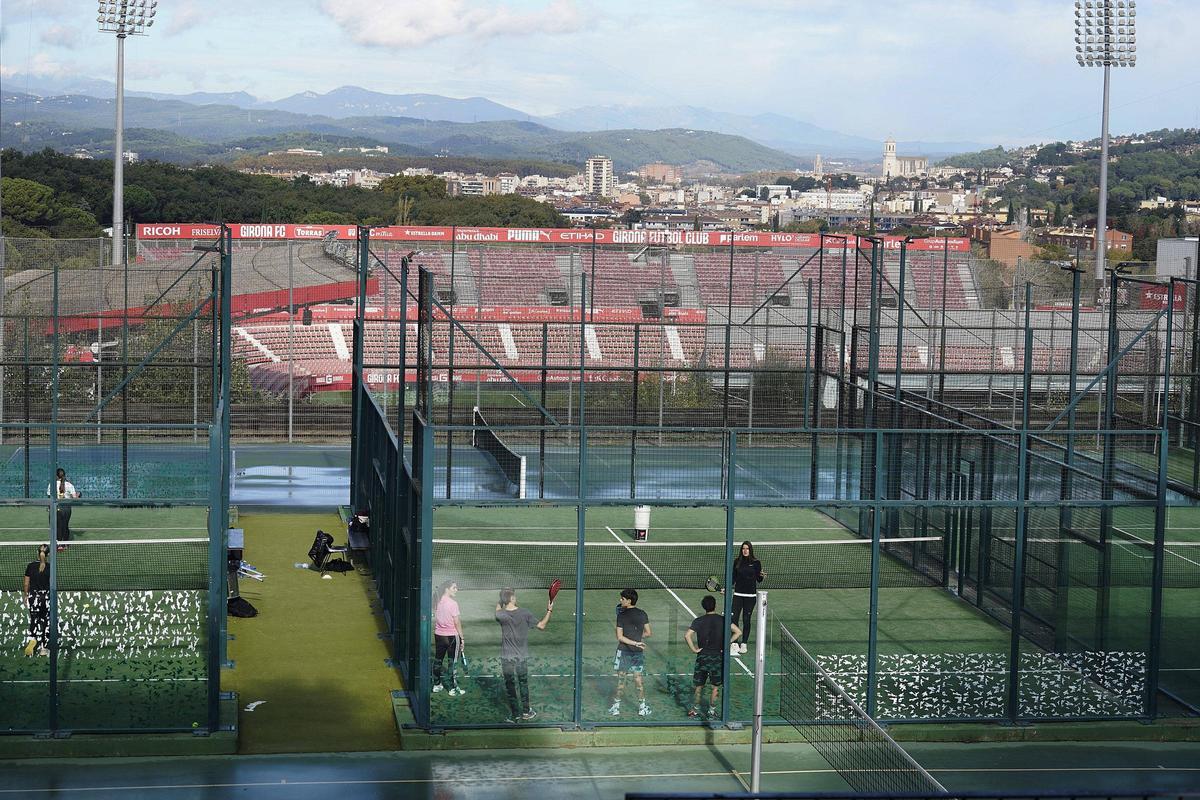 El servei d'esports de la UdG, amb l'estadi de Montilivi al fons.