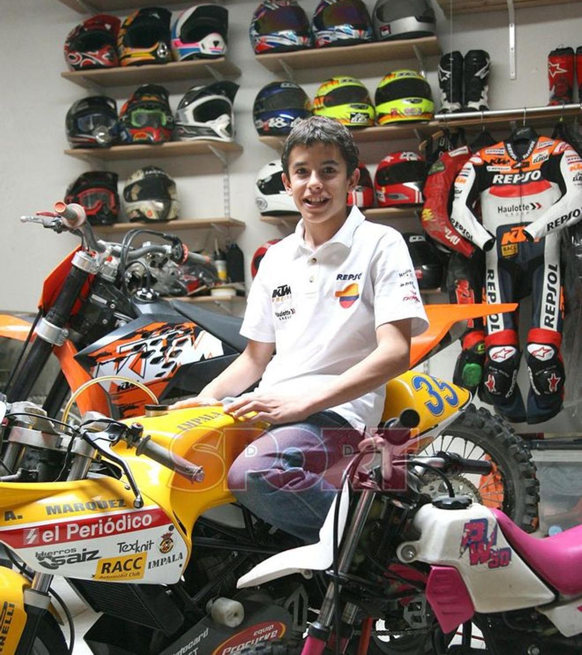 Marc Márquez, en casa, con sus trofeos, en 2008