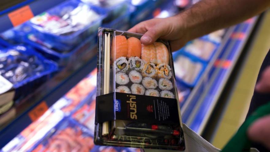 Un cliente muestra un plato de sushi preparado en un Mercadona.