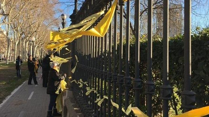 La agredida quitó los lazos amarillos de una valla.