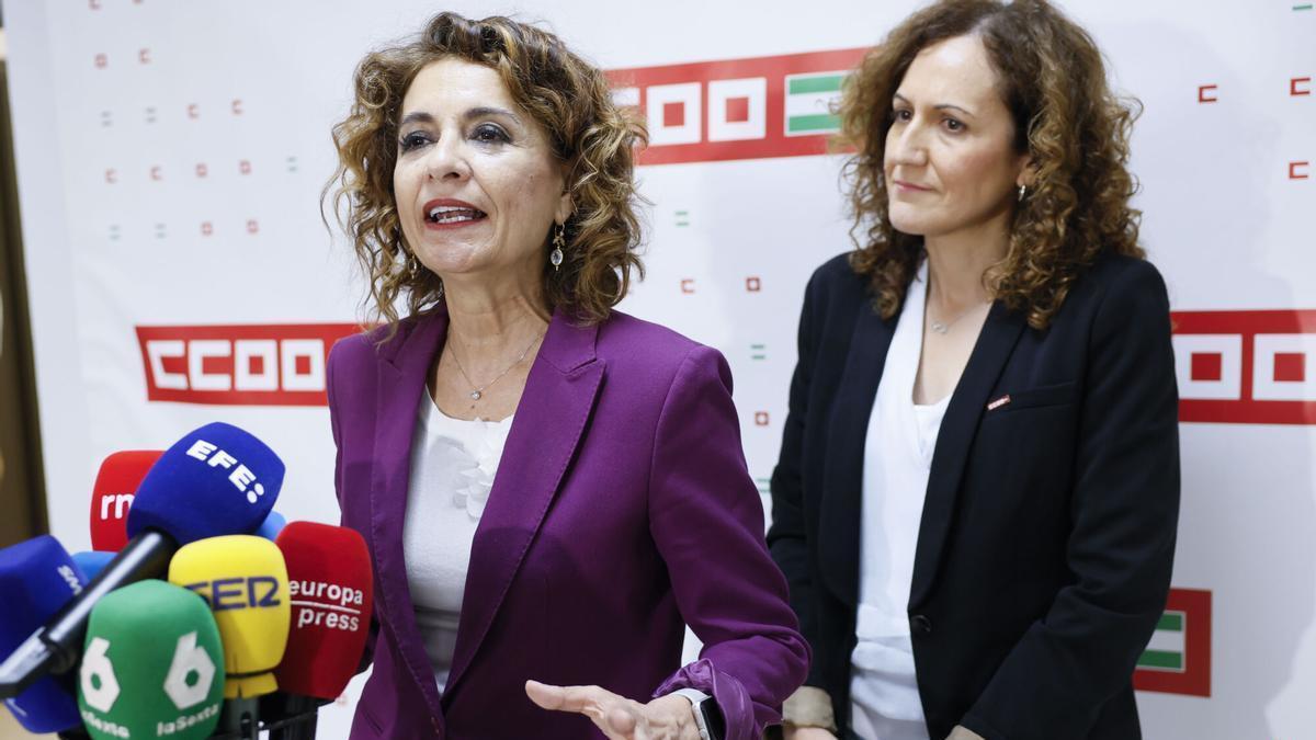La secretaria general del PSOE-A y candidata a la Presidencia de la Junta de Andalucía, María Jesús Montero, junto a la secretaria general de CCOO de Andalucía, Nuria López.