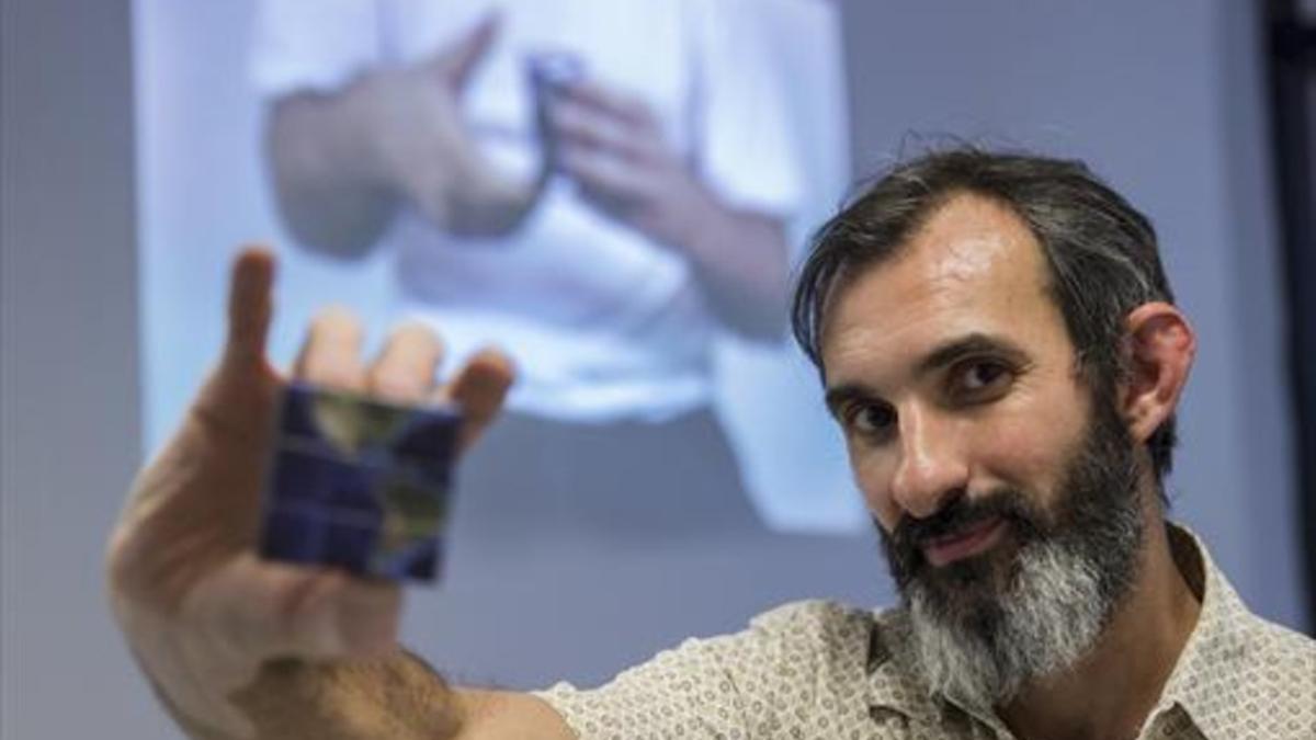 García enseña el cubo de Rubik que forma parte de la muestra, el martes en Homesession, en Barcelona.