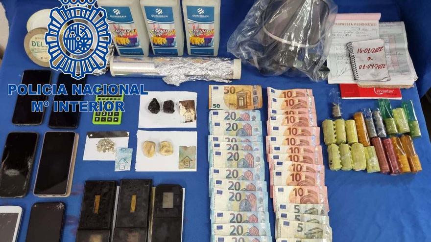 Efectos intervenidos por la Policía Nacional al desmantelar este punto de venta de droga en el Gurugú.