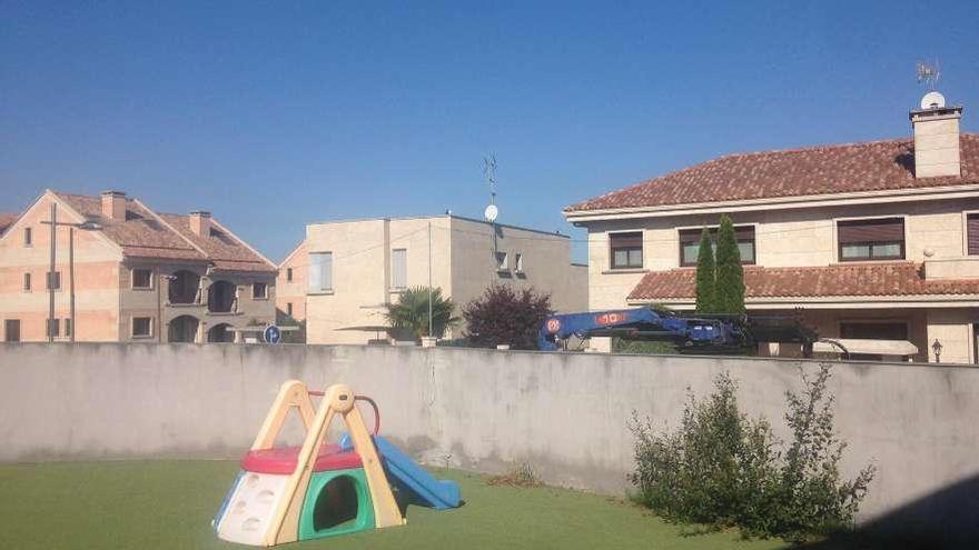 El tobogán robado y vendido, tras descargarlo ayer un camión municipal en el patio de la guardería. // FdV