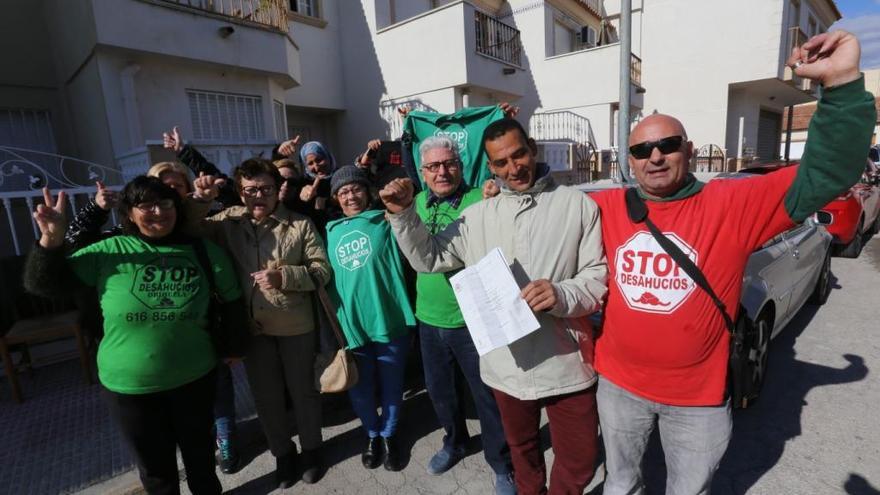 Alegría tras la paralización del desahucio.