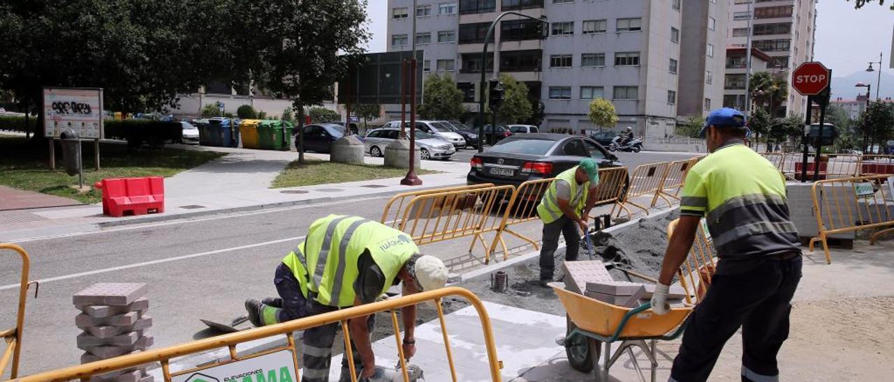 Obras en el carril bici de la calle Venezuela. // Marta G. Brea