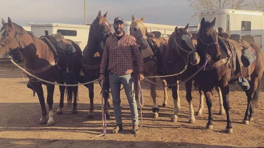 Sergi Arimany, envoltat de  cavalls abans de fer un rodeo a la zona de Vermilion, a Alberta (Canadà).  | @SERGI.ARIMANY