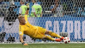 Kasper Schmeichel detiene el penalti de Modric en la prórroga del Croacia-Dinamarca.