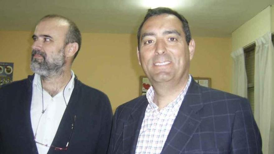 Paco Pepe, a la izquierda, junto al director del centro, Ramón Vázquez.